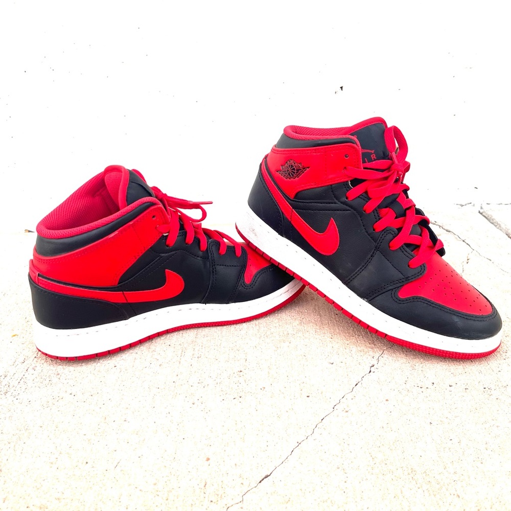 Like new, excellent condition and youth 6 air jordan.
